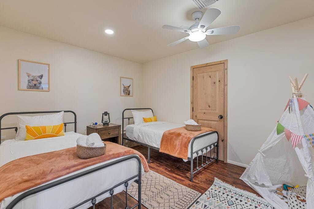 Close To Fresh Creek! Sleeps 12 ~ Amazing Views W/Serene Open Space ~ Hot Tub + Game Room ~ Trails Outside Sedona Exterior foto